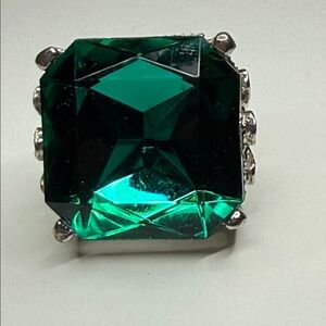 Huge adjustable silvertone Emerald Green color cut Silver tone fashion  Ring